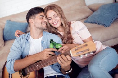 Yakışıklı adam biraz müzik gitar onun kız arkadaşı oynamak.. 