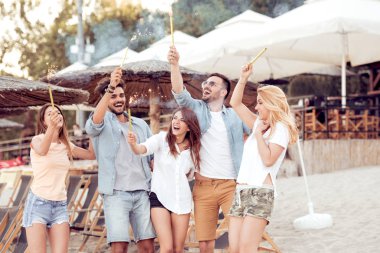 Beach partide eğleniyor mutlu gençlerin portresi. 