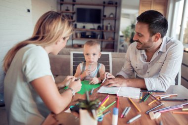 Annem ve babam onların oğlu ile çizim. Onlar kendi oturma odasında eğleniyor musun.