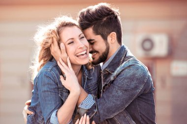 Genç çift şehirde sarılma. Mutlu çift birlikte iyi vakit geçiriyor.