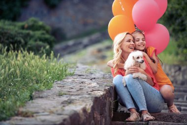 Anne ve kızı parkta eğleniyor. Aile, sevgi ve mutluluk kavramı.