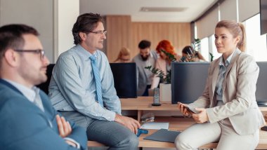 Belge birlikte bakarken bir şey tartışırken emin iş adamları.