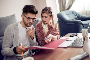 Genç çift bazı problemler evden online fatura ödeme.