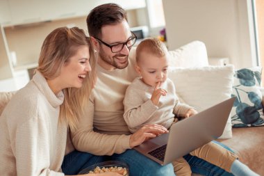 Güzel anne ve oğulları film izlerken.