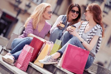 Mutlu arkadaş alışveriş. Üç güzel genç kadın şehirde alışveriş keyfi.