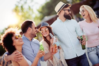 Hafta sonu zevk ve plajda eğlenmek neşeli arkadaşları.