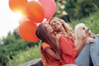 Anne ve kızı parkta eğleniyor. Aile, sevgi ve mutluluk kavramı.