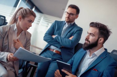 Belge birlikte bakarken bir şey tartışırken emin iş adamları.