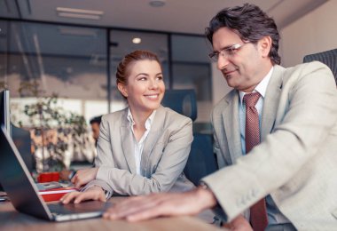 Belge birlikte bakarken bir şey tartışırken emin iş adamları.