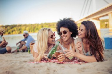 Bira içmek eğlenceli sahilde, kız orgazm.