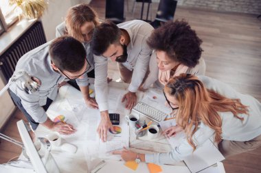 Üstten Görünüm iş adamları konferans sırasında araçları kullanma.