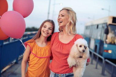 Güzel anne ve kızı birlikte eğleniyor.