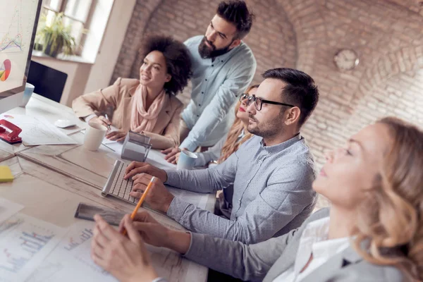 Gente Negocios Trabajando Proyectos Mostrando Gráficos Exitosos Concepto Negocio Emprendimiento — Foto de Stock