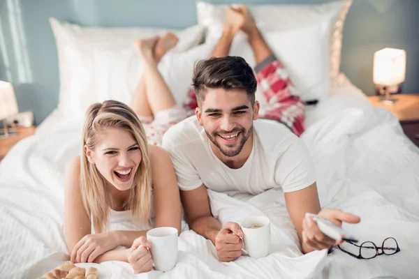 Pareja Joven Despertando Viendo Televisión Cama Casa — Foto de Stock