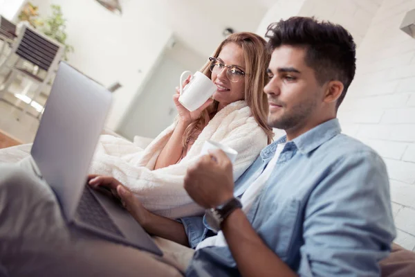 Relax Amorevole Giovane Coppia Con Tazze Caffè Utilizzando Computer Portatile — Foto Stock