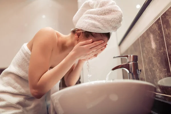 Jovem Mulher Lavando Rosto Com Água Banheiro — Fotografia de Stock