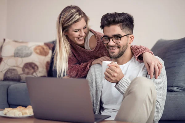Mutlu Çift Onların Kanepede Rahatlatıcı Dizüstü Bilgisayar Kullanarak — Stok fotoğraf
