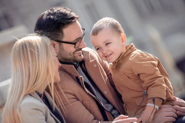 Föräldrar Och Söt Pojke Lycka Och Harmoni Familjelivet — Stockfoto