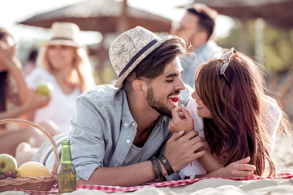 Porträtt Lyckliga Paret Stranden Flickan Matar Sin Pojkvän — Stockfoto