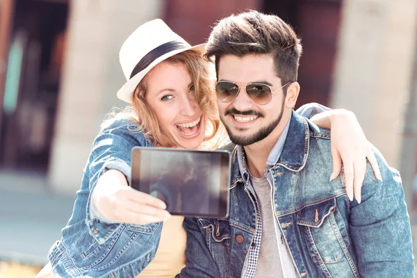 Feliz Joven Pareja Tomando Selfie Con Teléfono Calle — Foto de Stock