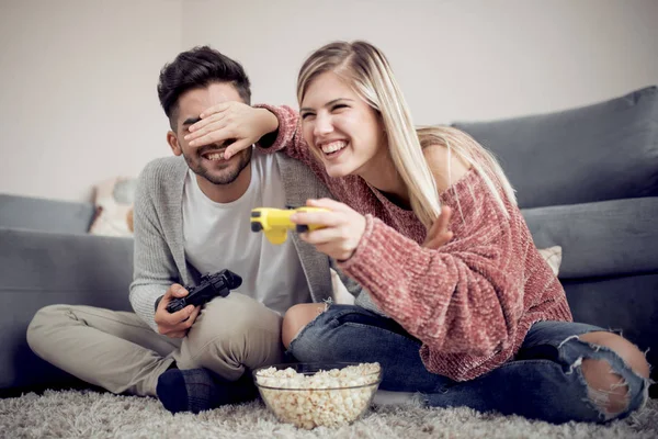 Jovem Casal Brincalhão Jogando Videogames Sua Sala Estar — Fotografia de Stock