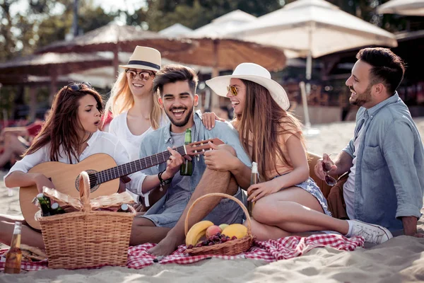 Jóvenes Divirtiéndose Durante Picnic Playa Tocando Guitarra Disfrutando Juntos — Foto de Stock