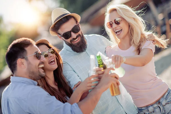 Amigos Alegres Disfrutando Fin Semana Divirtiéndose Playa — Foto de Stock