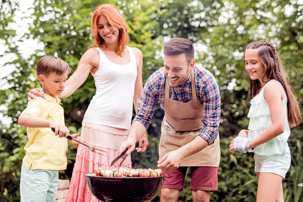 烧烤的时间 年轻的家庭让他们家的烧烤 — 图库照片