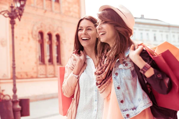 Dos Hermosas Mujeres Felices Con Bolsas Compras Caminando Por Calle — Foto de Stock