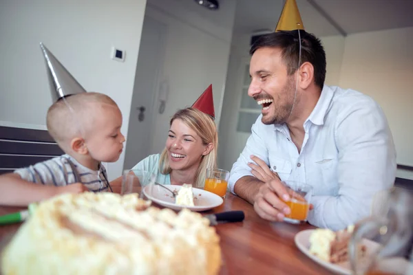 Papà Mamma Figlio Tagliano Una Torta Compleanno Insieme Cucina Con — Foto Stock