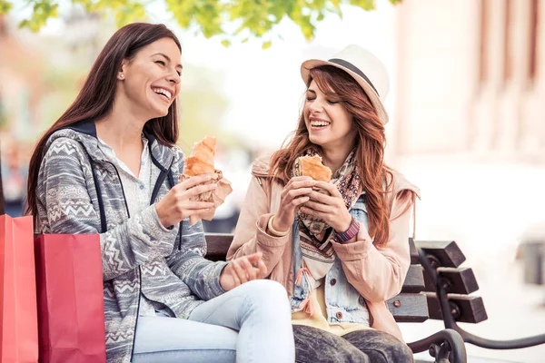 Los Mejores Amigos Relajan Después Comprar Ríen Comen Sándwiches Pasan — Foto de Stock