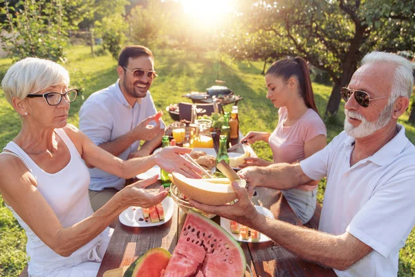 Feliz Gran Familia Divirtiéndose Mientras Almuerzan Alrededor Una Mesa Picnic — Foto de Stock