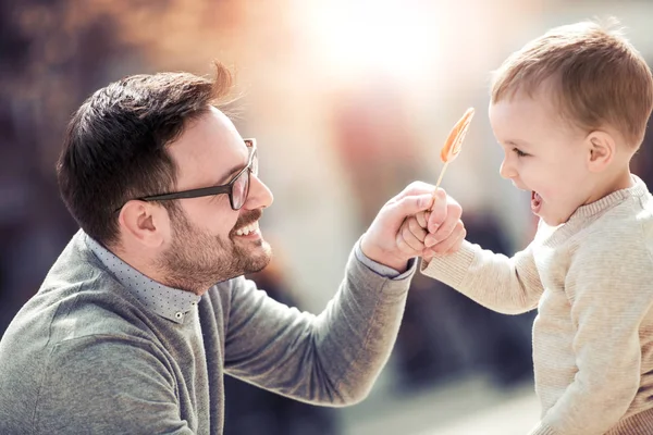 Schöne Familie Die Zeit Zusammen Draußen Verbringt Papa Und Sein — Stockfoto