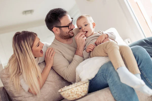 Belos Pais Jovens Seu Filho Assistindo Filme — Fotografia de Stock