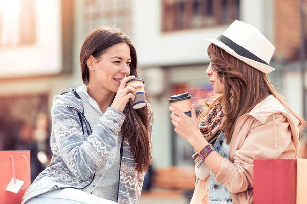 Ganska Girsl Sitter Kaffe Att Och Avkopplande Efter Bra Shopping — Stockfoto