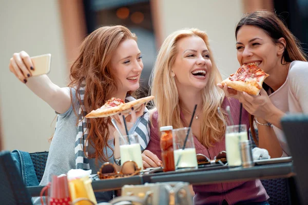 Друзья Едят Пиццу Кафе Хорошо Проводят Время Вместе — стоковое фото