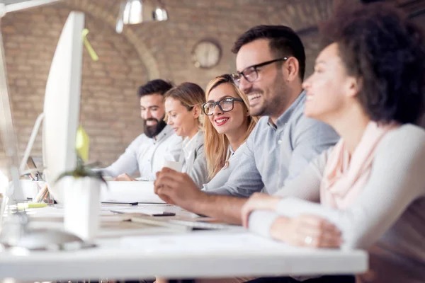 Grupo Jóvenes Empresarios Sentados Escritorio Oficina Discutiendo Juntos — Foto de Stock