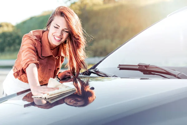Jovem Mulher Limpando Seu Carro Livre Transporte Auto Serviço Conceito — Fotografia de Stock