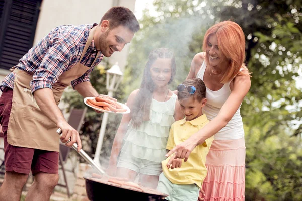 Man Preparing Barbecue Family Together — Stock Photo, Image