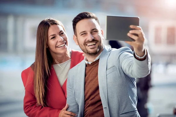 Gelukkige Jonge Paar Nemen Selfie Stad Lifestyle Paar Liefde Plezier — Stockfoto