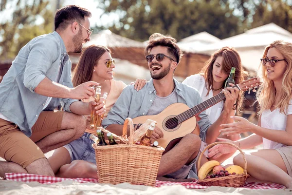 Amigos Bebiendo Cervezas Escuchando Música Divirtiéndose Fiesta Playa Verano Vacaciones — Foto de Stock