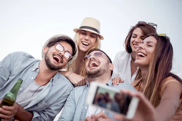 Estate Vacanze Vacanze Felicità Concept Gruppo Amici Che Scattano Selfie — Foto Stock