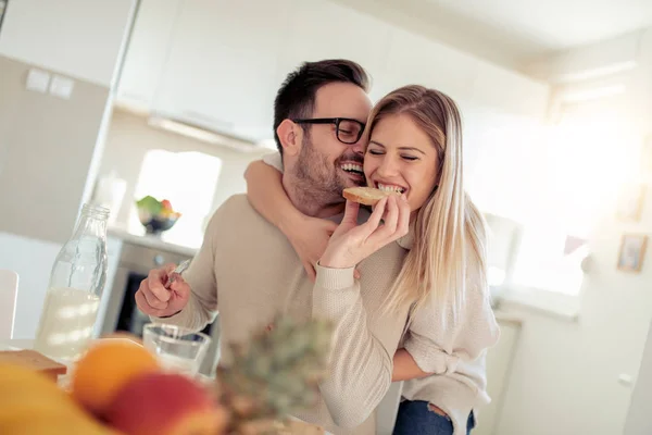 Junges Glückliches Paar Sitzt Moderner Wohnung Und Frühstückt Zusammen — Stockfoto