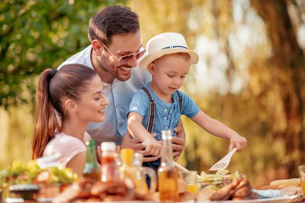 Famille Vacances Déjeuner Dehors Profiter Ensemble — Photo