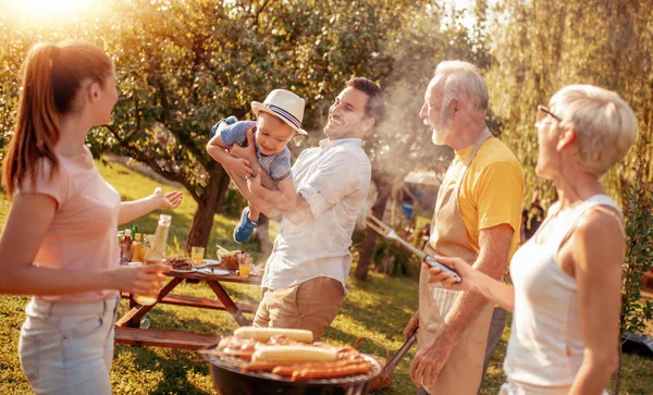 Szczęśliwa Duża Rodzina Zebrała Się Wokół Grilla Pikniku Wypoczynek Jedzenie — Zdjęcie stockowe