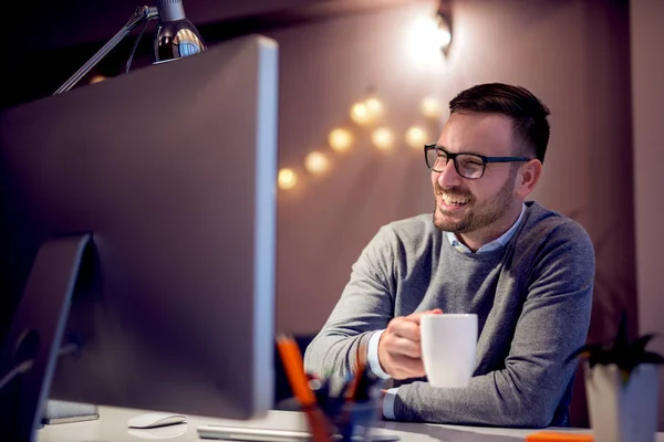 Tânăr Afaceri Care Lucrează Computerul Său Birou — Fotografie, imagine de stoc