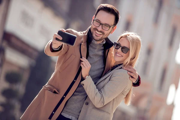 Szczęśliwa Para Turystów Robi Selfie Starym Mieście — Zdjęcie stockowe