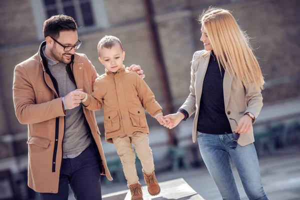 Porträtt Lycklig Familj Att Roligt Tillsammans Staden — Stockfoto