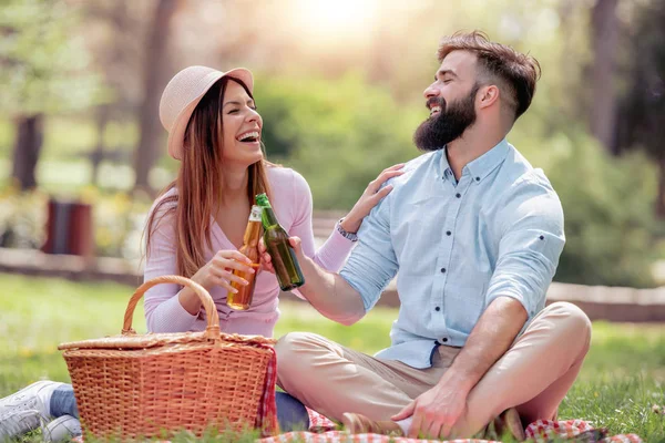 Romantik Tarih Parkta Piknik Üzerinde Aşık Genç Çift — Stok fotoğraf