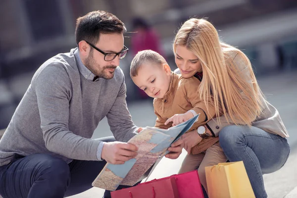 Försäljning Konsumism Och Människor Koncept Lycklig Familj Med Små Barn — Stockfoto